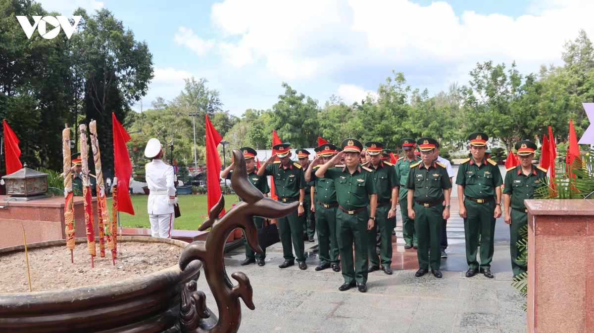 thang 7, dong nguoi do ve dia nguc tran gian tri an liet si hinh anh 4