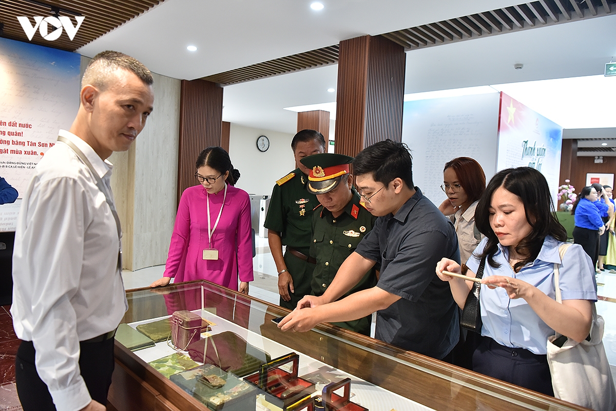 trung bay thanh xuan gui lai nhieu hon viec tai hien mot phan ky uc dan toc hinh anh 15