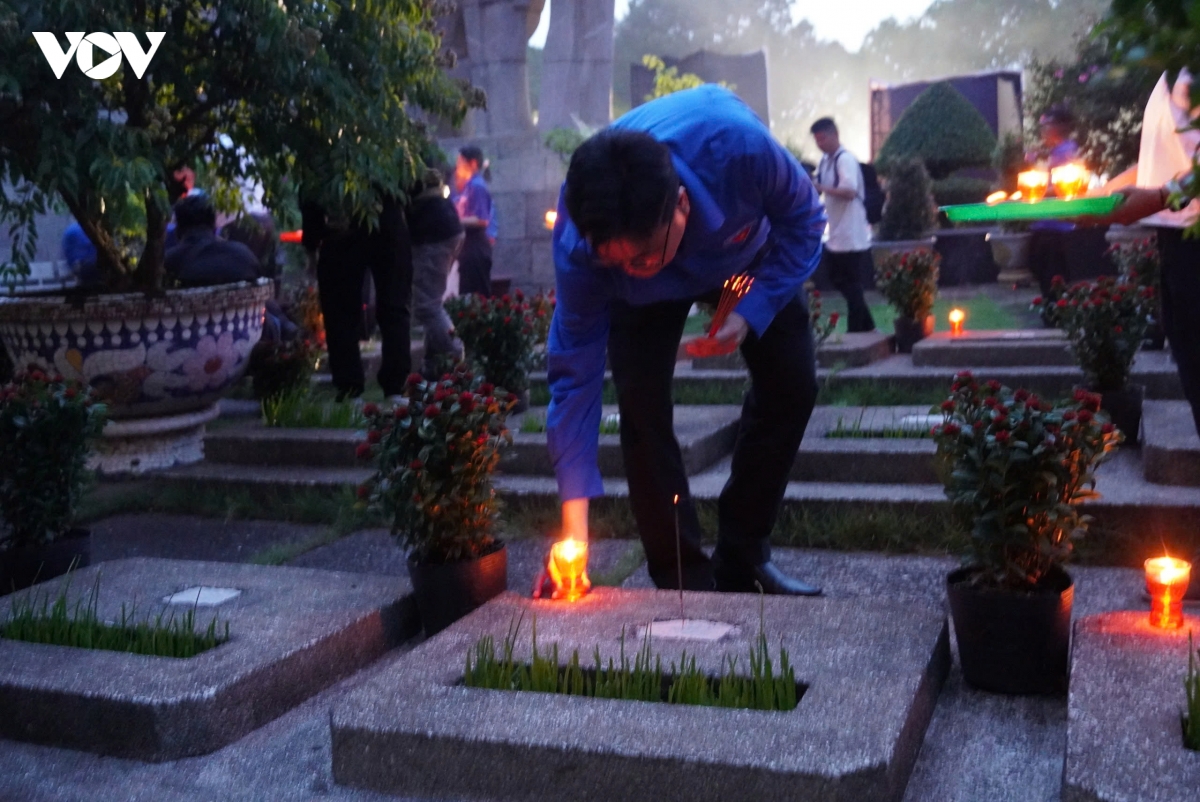 thanh nien tp.hcm thap nen, dang huong anh hung, liet si hinh anh 3