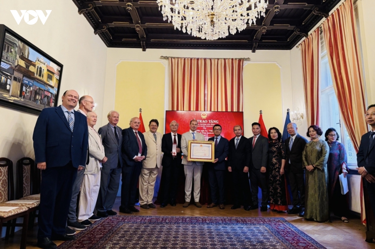 the-friendship-order-presented-to-the-austria-vietnam-society.jpg