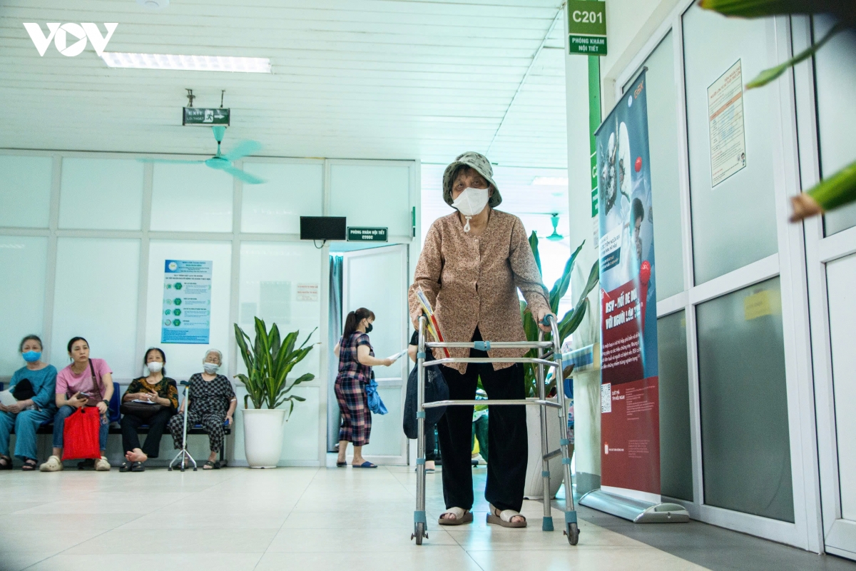 Lần đầu khám trái tuyến ngoại trú vẫn được BHYT thanh toán, người dân nói gì?