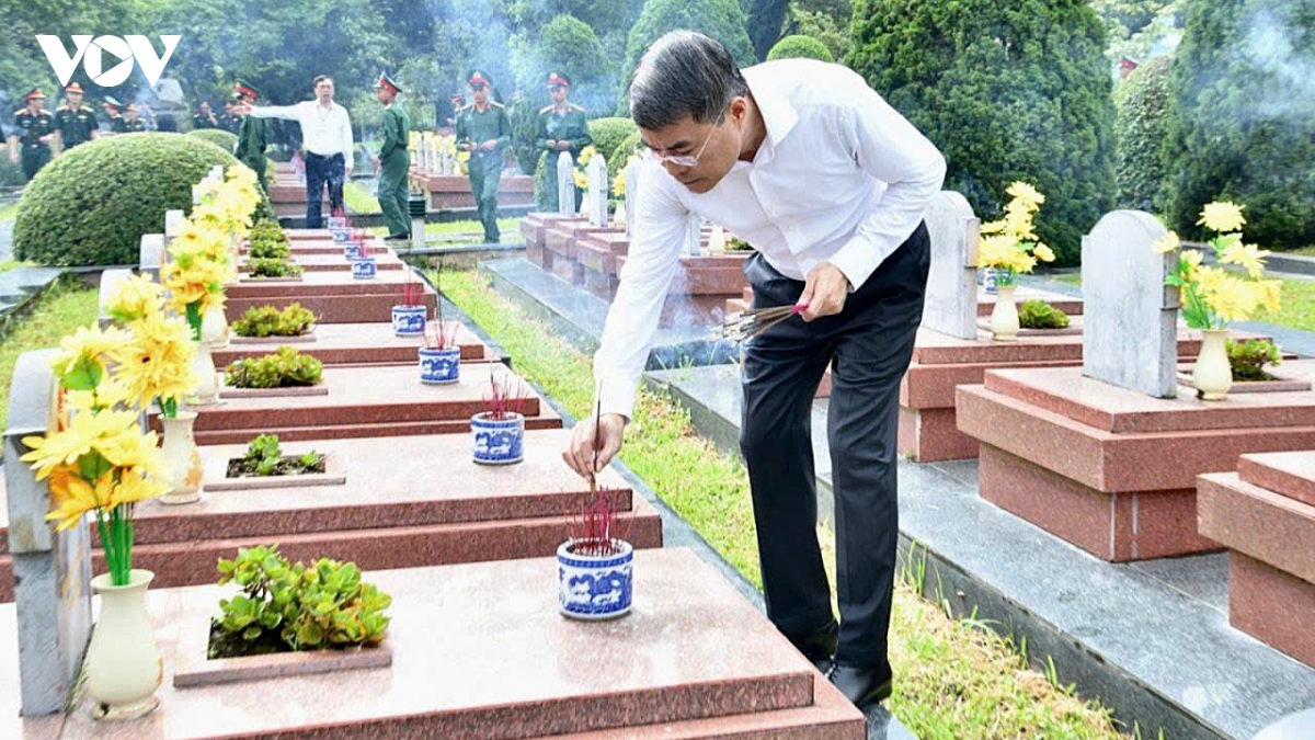 Thủ tướng Lê Minh Hưng dâng hương tri ân các anh hùng liệt sĩ tại Điện Biên Phủ