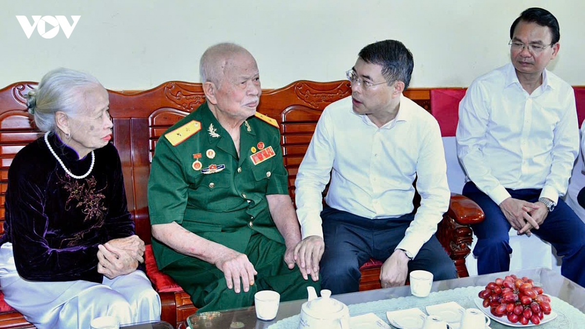 thu tuong le minh hung dang huong tri an cac anh hung liet si tai Dien bien phu hinh anh 4