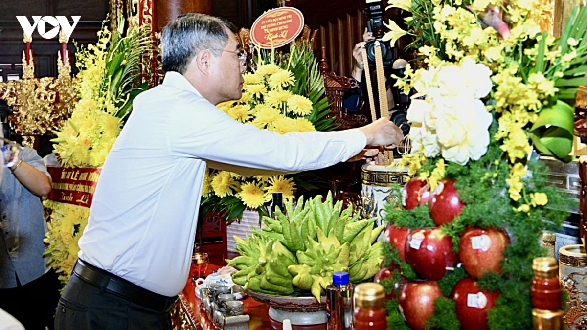 thu tuong le minh hung dang huong tri an cac anh hung liet si tai Dien bien phu hinh anh 2