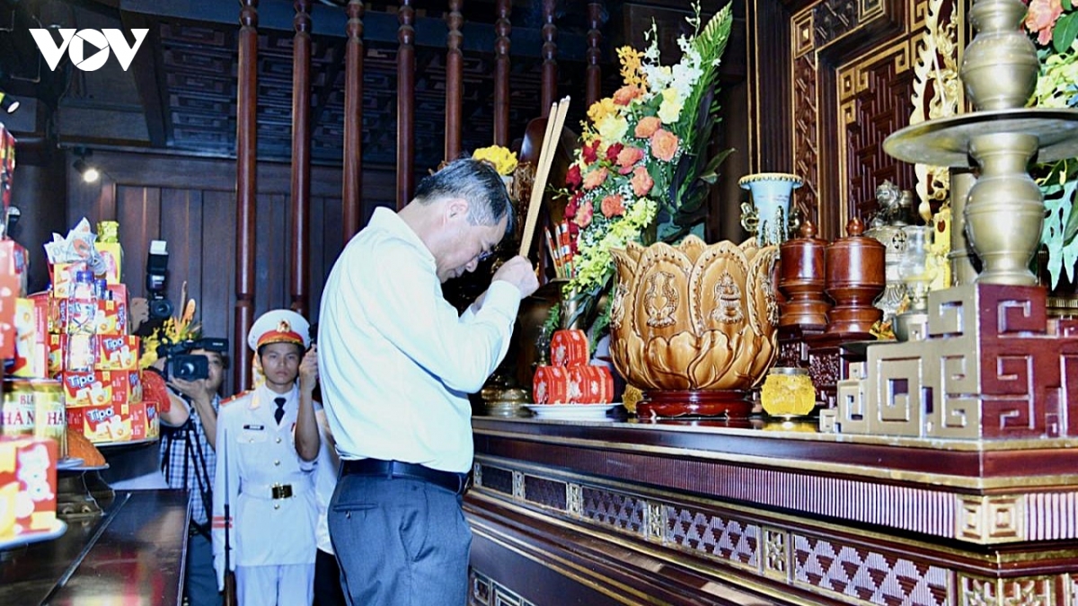 thu tuong le minh hung dang huong tri an cac anh hung liet si tai Dien bien phu hinh anh 3