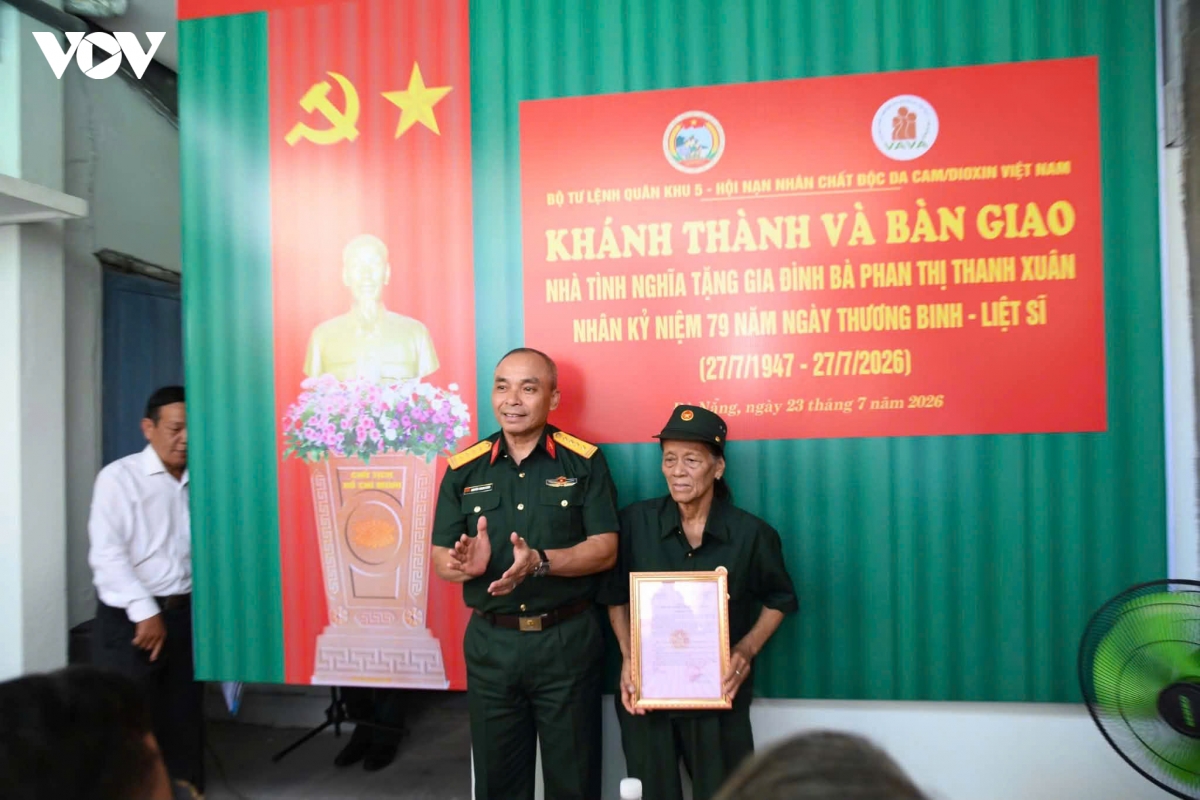 Bàn giao 2 nhà tình nghĩa tặng gia đình người có công ở TP Đà Nẵng