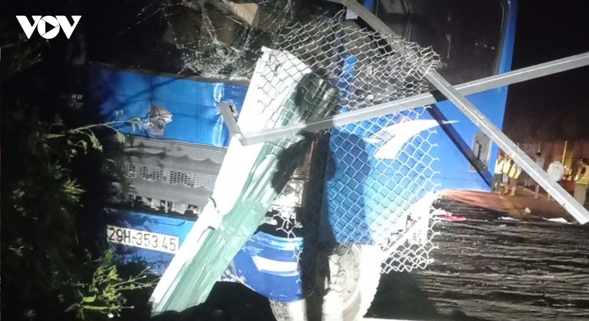 xe khach dam xe tai tren cao toc noi bai - lao cai khien 1 nguoi tu vong hinh anh 2