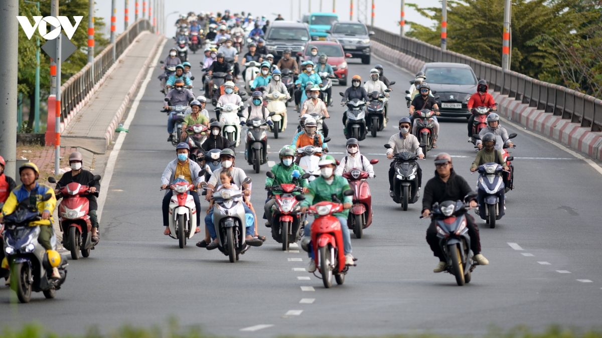 tp.hcm yeu cau can bo cong chuc phai tien phong di dau chuyen doi giao thong xanh hinh anh 2