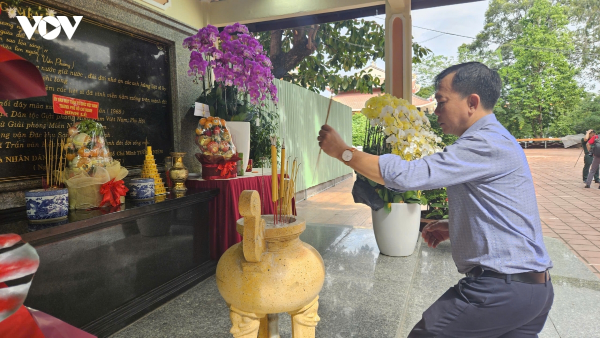 Dong dao nguoi dan tp.hcm den tri an liet si tai cong vien le thi rieng hinh anh 4