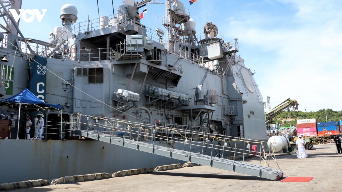 tau san bay uss george washington den thanh pho Da nang hinh anh 6