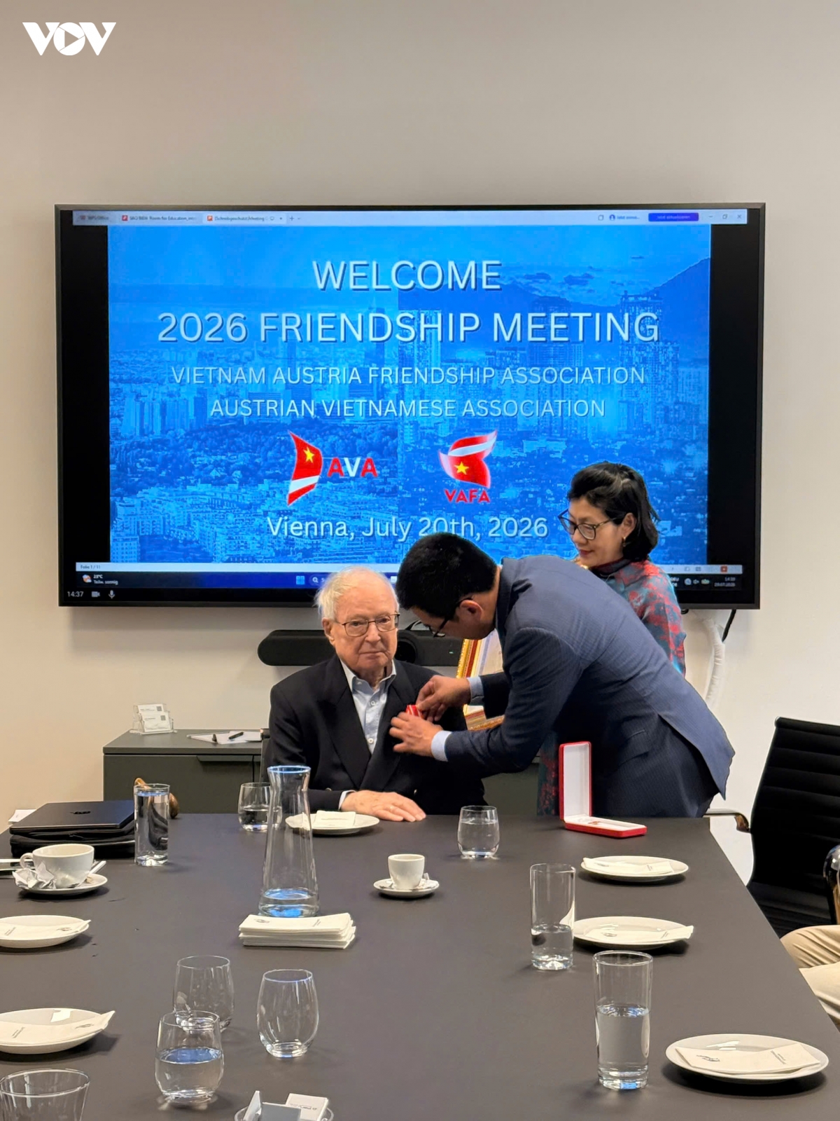 trao tang huan chuong huu nghi cho ong peter jankowitsch va hoi Ao - viet hinh anh 2