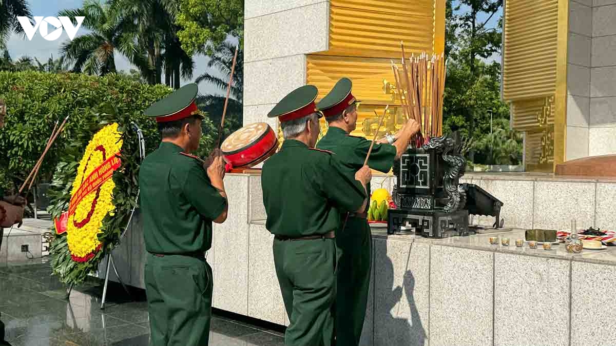 cu 3 hoi chuong, trong bat nha tuong niem, tri an cac anh hung liet si sang 27 7 hinh anh 1