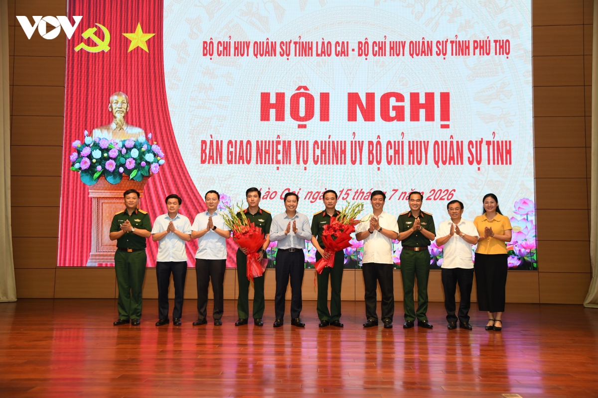 trung-tuong-pham-duc-duyen-cung-lanh-dao-2-tinh-tang-hoa-chuc-mung-cac-dong-chi-nhan-quyet-dinh.jpg