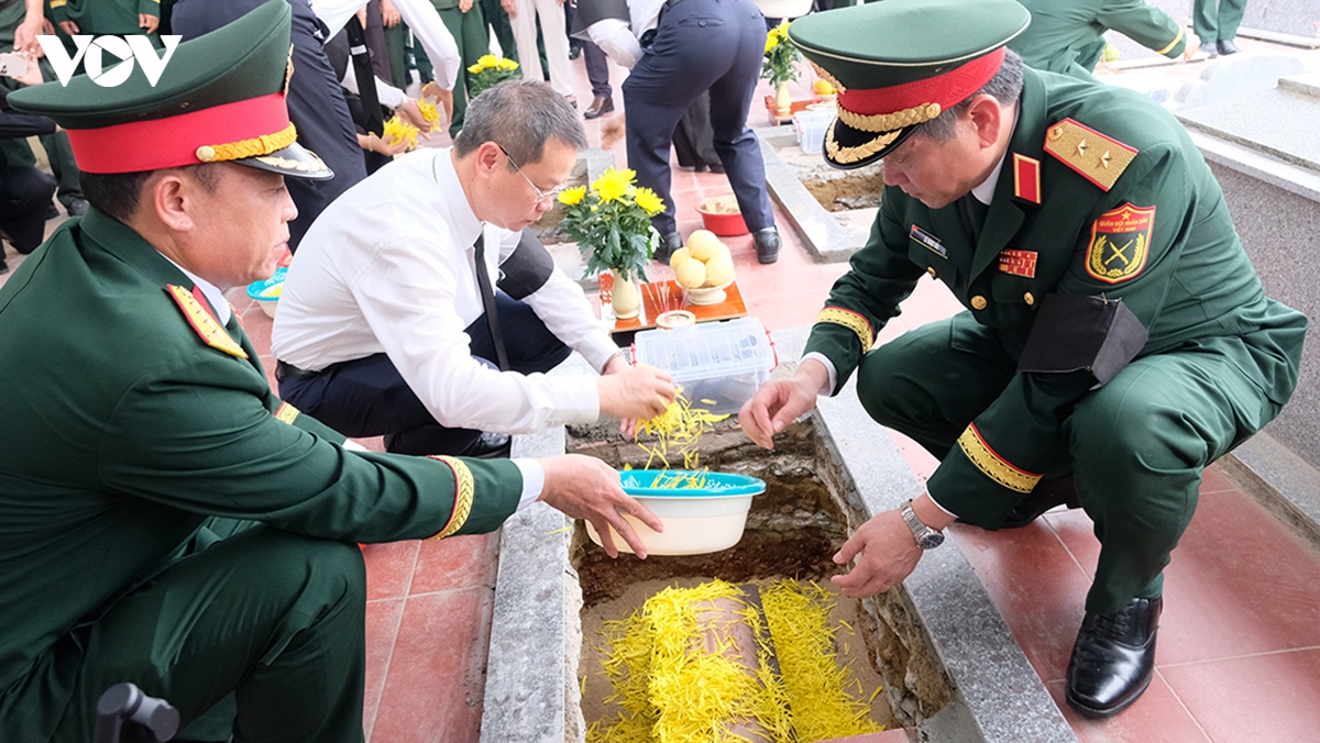 Da nang truy dieu, an tang 5 hai cot liet si o hang Da sap, xa ha nha hinh anh 10