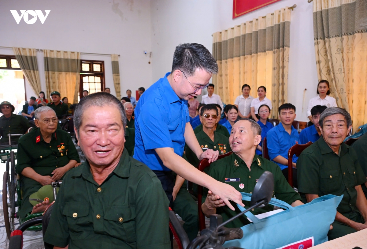 trung uong Doan tri an nguoi co cong tai nghe an hinh anh 1