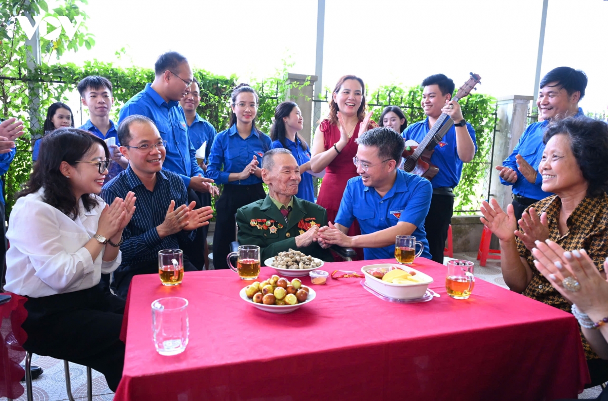 trung uong Doan tri an nguoi co cong tai nghe an hinh anh 2