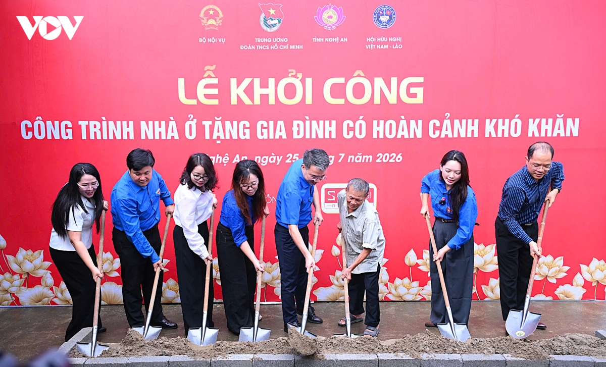 trung uong Doan tri an nguoi co cong tai nghe an hinh anh 3