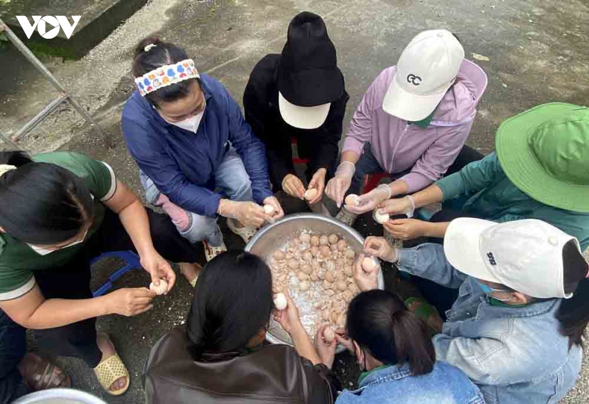 tung-bua-com-tung-loi-dong-vien-va-su-chung-tay-cua-ca-cong-dong-da-tiep-them-niem-tin-de-nguoi-dan-vung-lu-muong-than-vuot-qua-nhung-ngay-thang-kho-khan-nhat.jpg