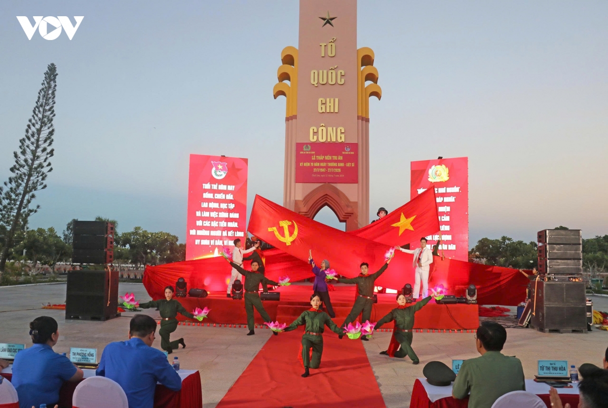 tuoi tre an giang thap nen tri an cac anh hung liet si hinh anh 1