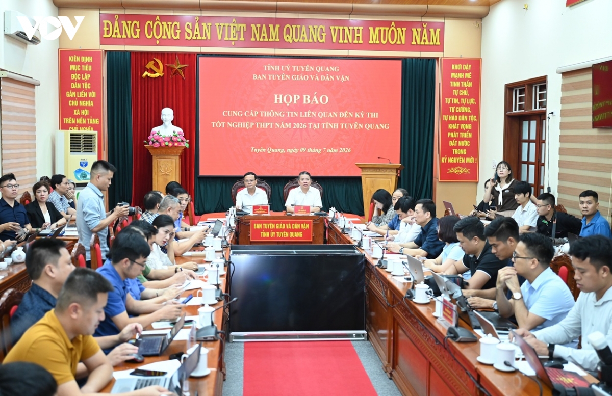 khoi to hieu truong truong thpt chuyen tuyen quang va 6 bi can hinh anh 1