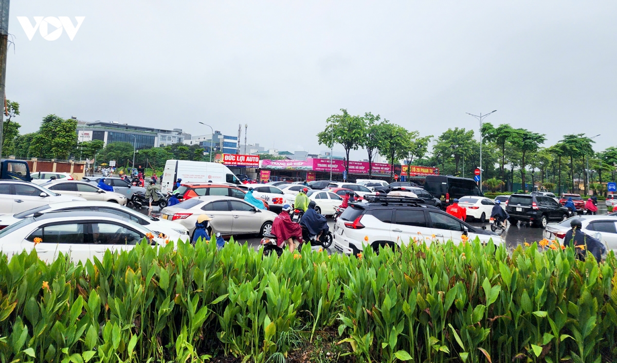 nhieu tuyen duong ha noi bi un tac do mua lon dung gio cao diem sang hinh anh 5