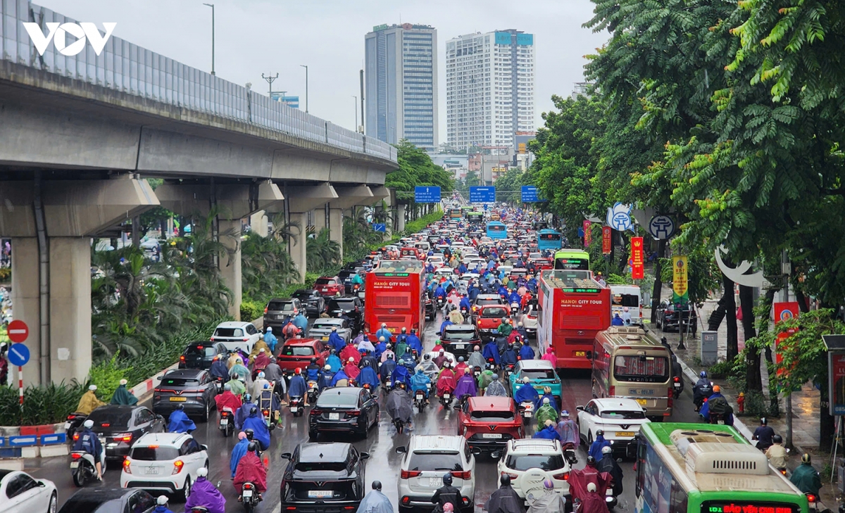 nhieu tuyen duong ha noi bi un tac do mua lon dung gio cao diem sang hinh anh 1