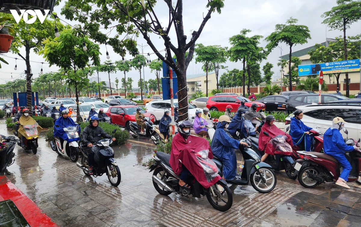 nhieu tuyen duong ha noi bi un tac do mua lon dung gio cao diem sang hinh anh 6