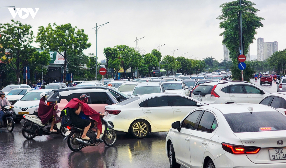 Nhiều tuyến đường Hà Nội bị ùn tắc do mưa lớn đúng giờ cao điểm sáng