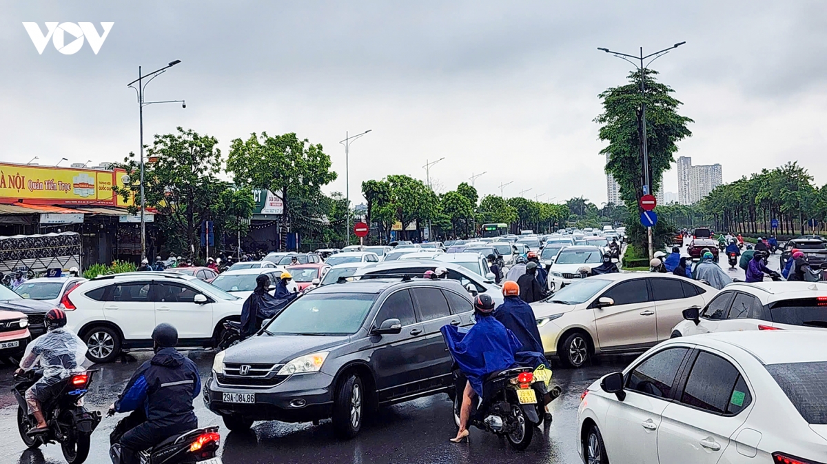 nhieu tuyen duong ha noi bi un tac do mua lon dung gio cao diem sang hinh anh 4
