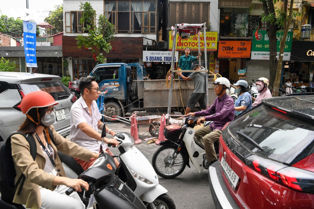 Duong quang trung, ha noi lai bi rao chan thi cong, gay un tac hinh anh 4