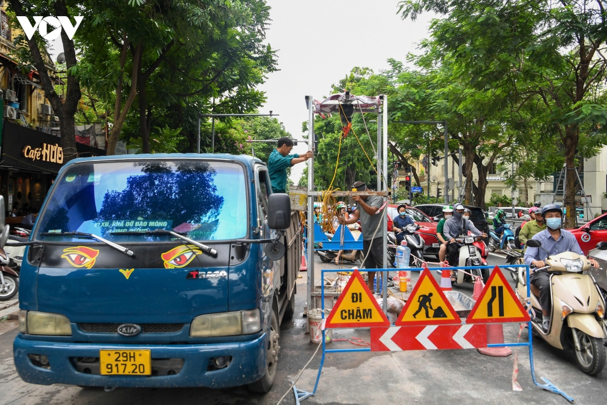 Duong quang trung, ha noi lai bi rao chan thi cong, gay un tac hinh anh 2