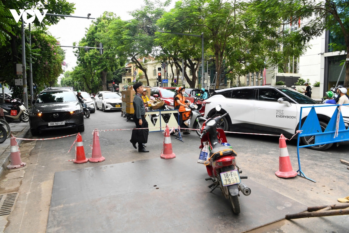 Duong quang trung, ha noi lai bi rao chan thi cong, gay un tac hinh anh 14