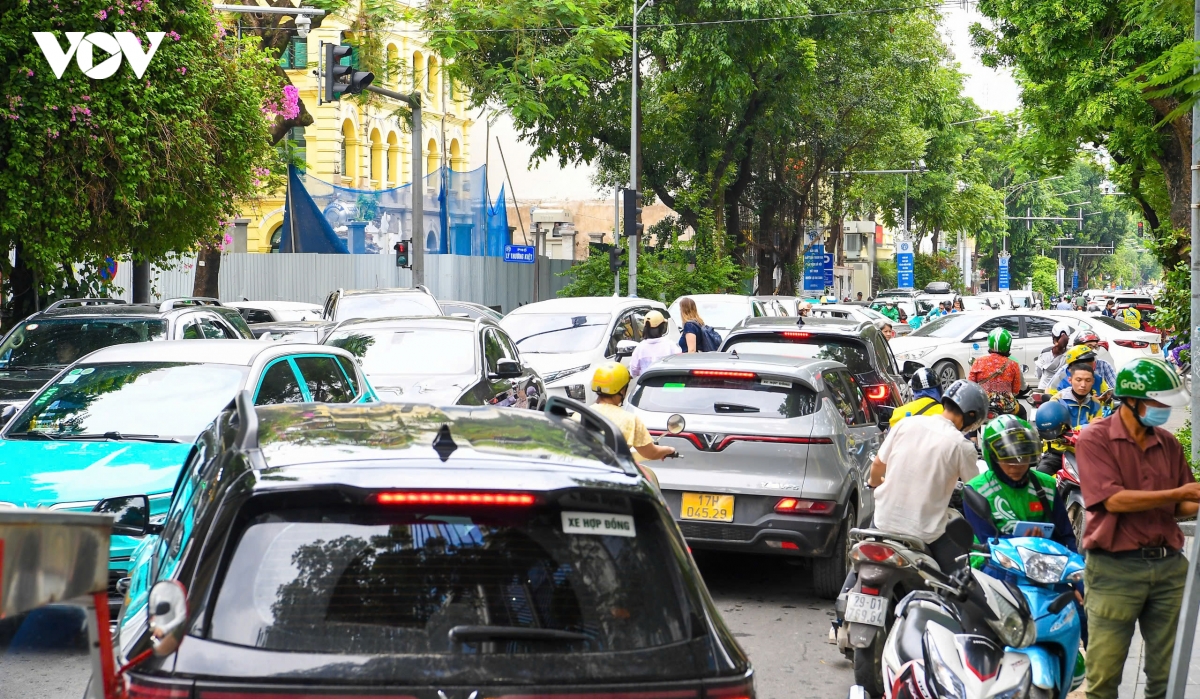 Duong quang trung, ha noi lai bi rao chan thi cong, gay un tac hinh anh 10