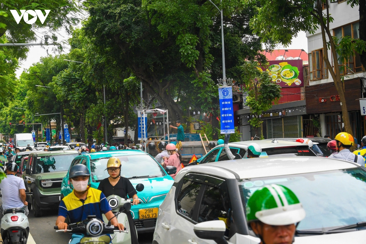 Duong quang trung, ha noi lai bi rao chan thi cong, gay un tac hinh anh 1