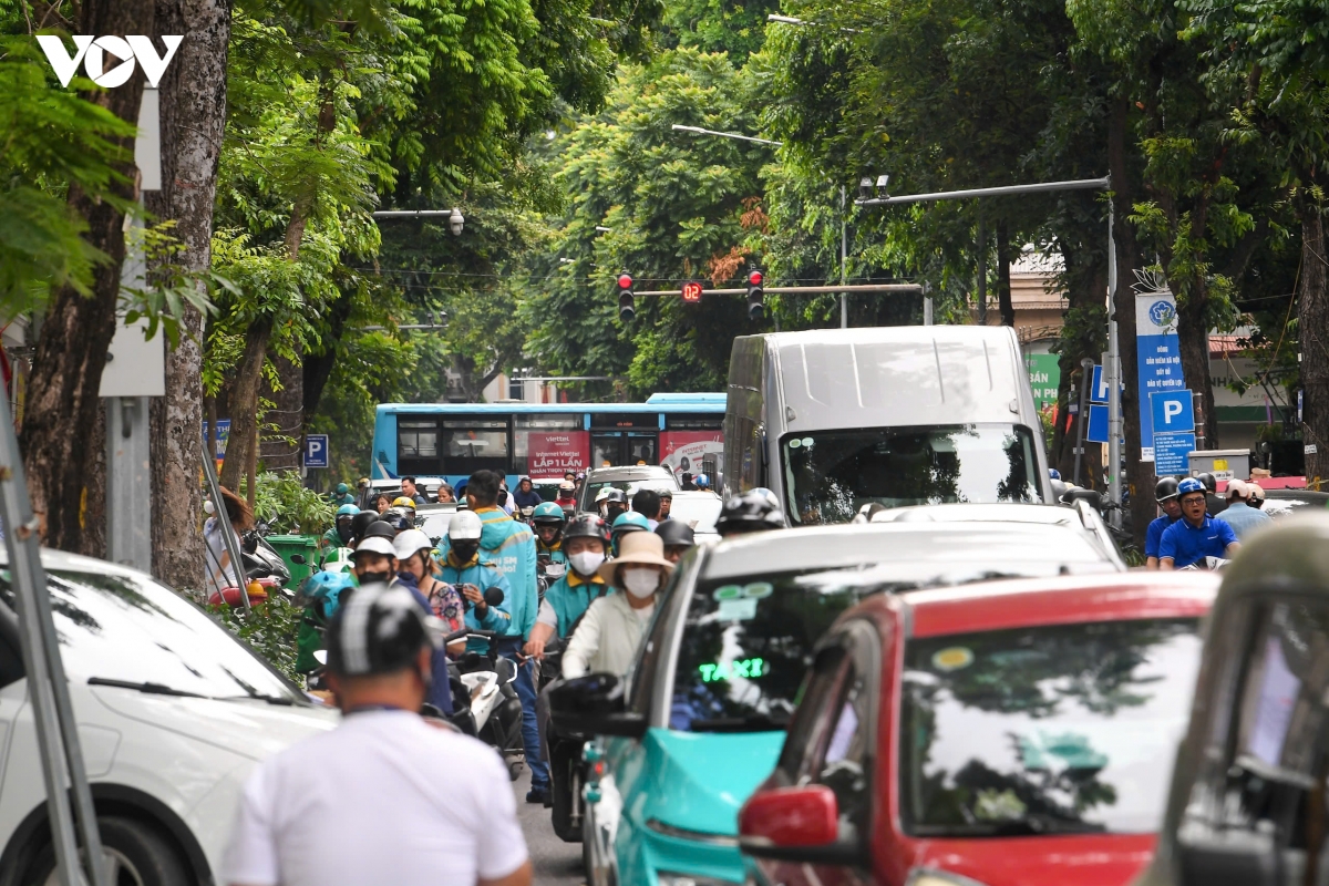 Duong quang trung, ha noi lai bi rao chan thi cong, gay un tac hinh anh 5