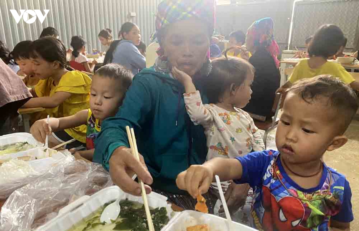 voi-nhieu-nguoi-dang-lanh-nan-noi-day-do-khong-chi-la-bua-an-ma-con-la-su-dong-vien-de-tiep-tuc-vuot-qua-kho-khan.jpg