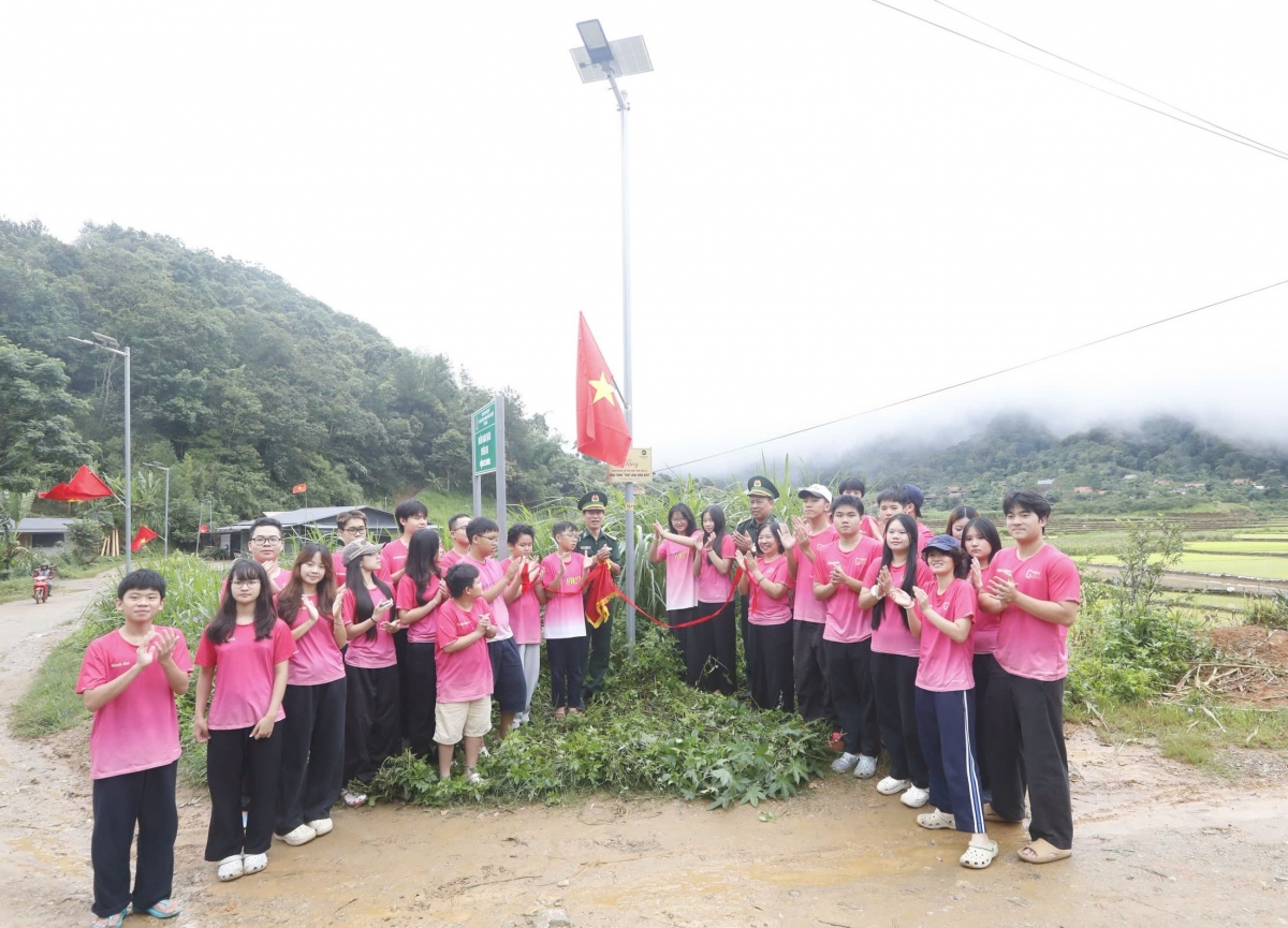hon 5.000 bong den thap sang tuyen duong bien gioi son la hinh anh 4