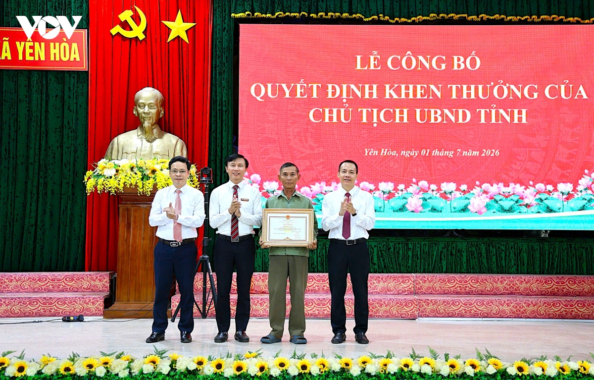 tang bang khen cho nguoi dan ong cuu 2 tre em duoi nuoc o ha tinh hinh anh 1