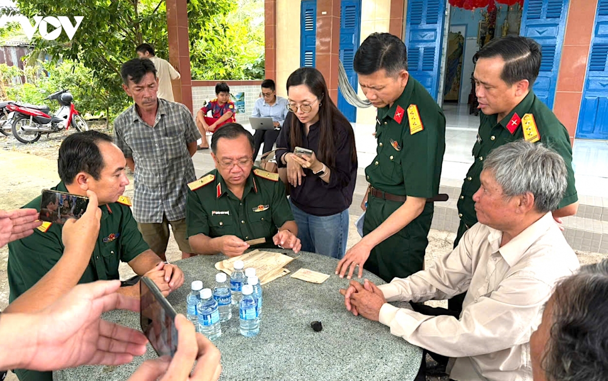 chinh uy bo tu lenh tp.hcm truc tiep di xac minh than nhan liet si huynh van quen hinh anh 1
