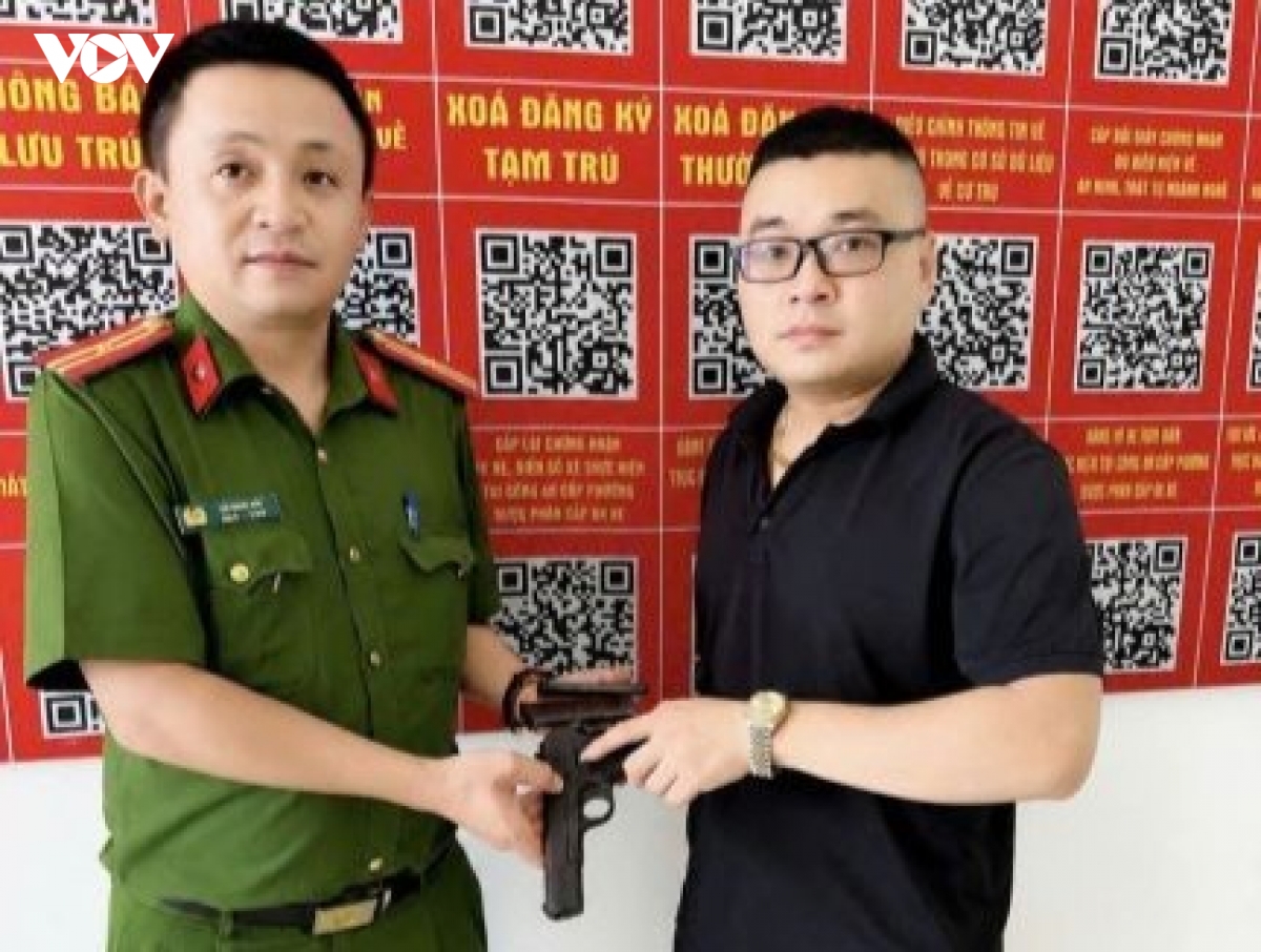 mot nguoi o quang ngai tu nguyen giao nop sung k54 va 13 vien dan hinh anh 1