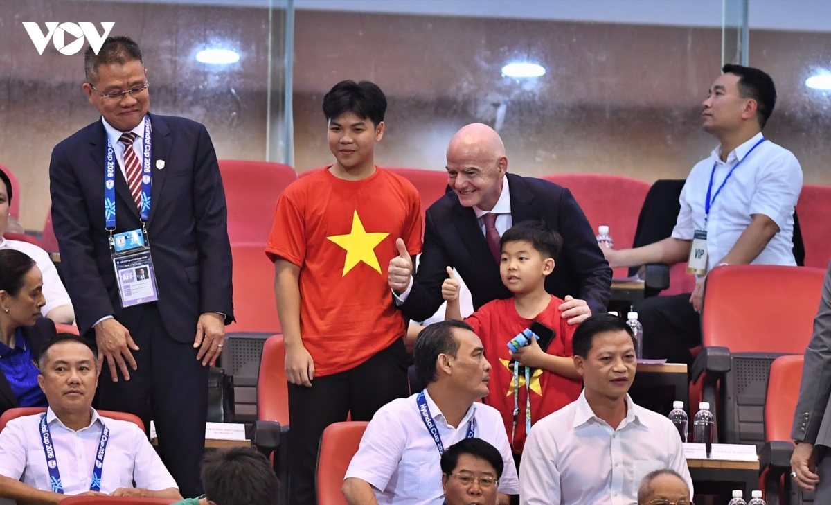 chu tich fifa gianni infantino cung Dt viet nam nang cup vo dich asean cup 2026 hinh anh 2