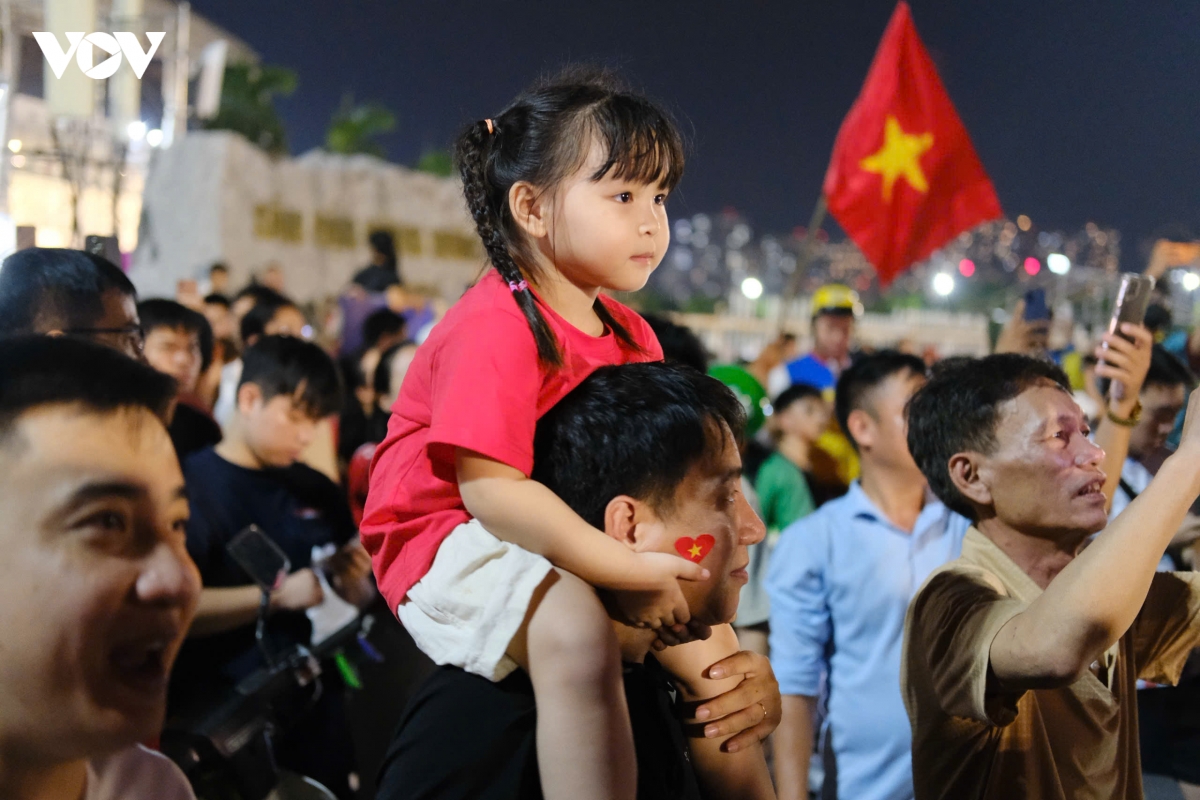 cDv do ra duong pho ha noi an mung chien thang cua Dt viet nam hinh anh 2