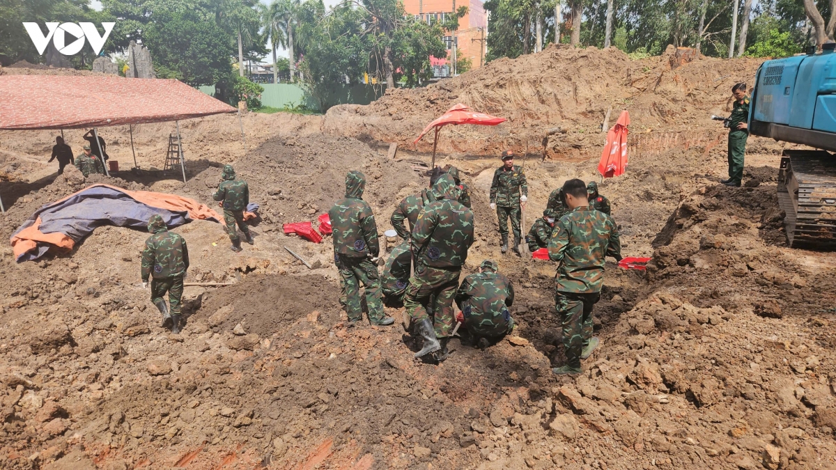 phat hien 17 hai cot liet si, 5 di vat tai cong vien le thi rieng hinh anh 2
