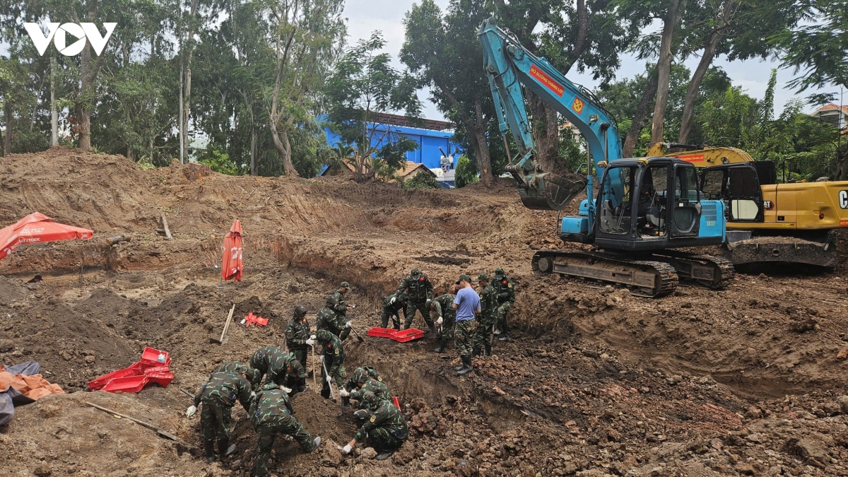 phat hien 17 hai cot liet si, 5 di vat tai cong vien le thi rieng hinh anh 1