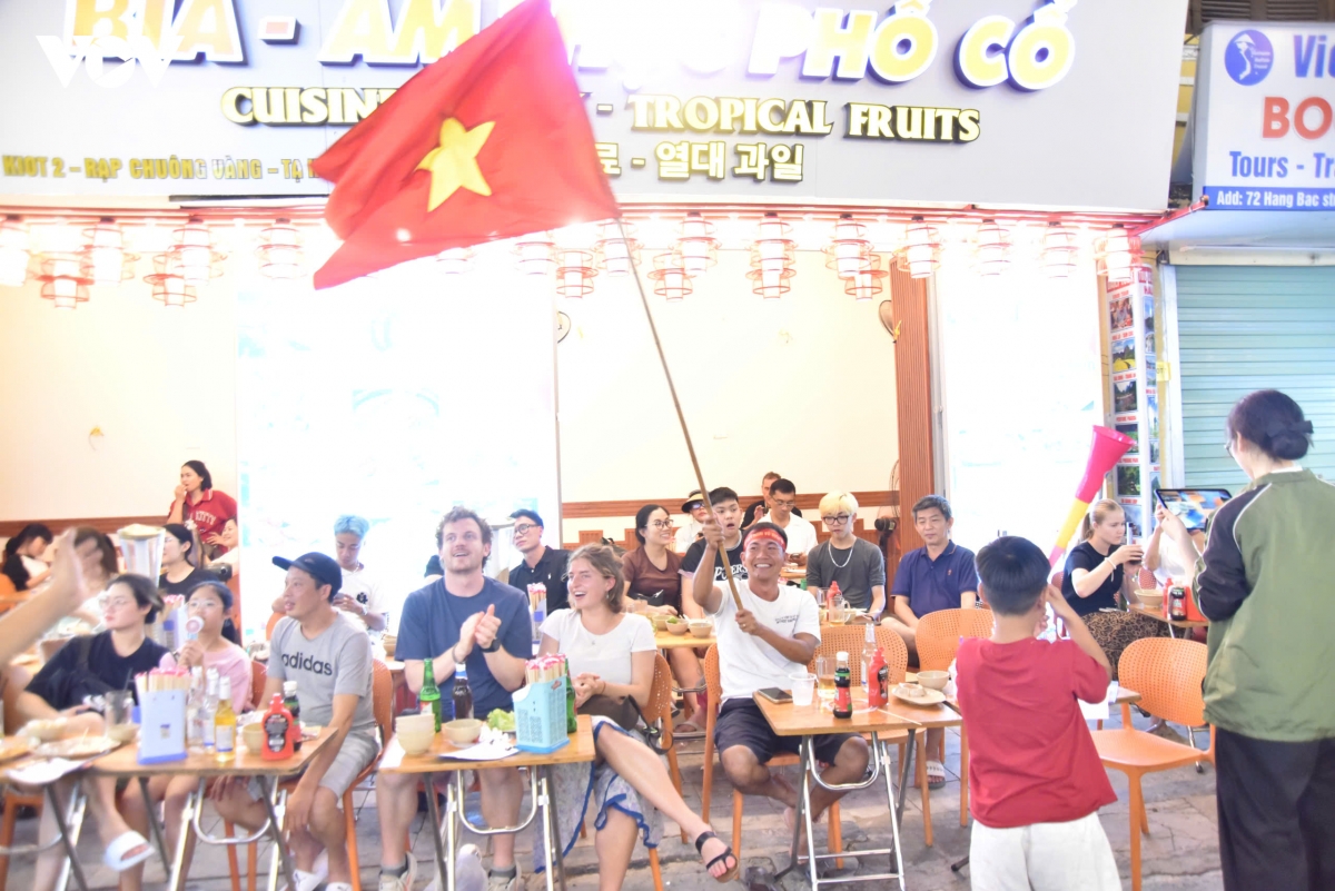 cDv do ra duong pho ha noi an mung chien thang cua Dt viet nam hinh anh 6