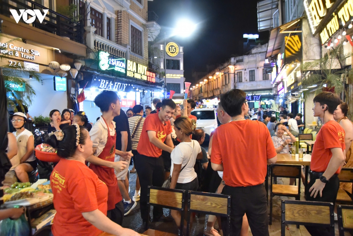 cDv do ra duong pho ha noi an mung chien thang cua Dt viet nam hinh anh 8