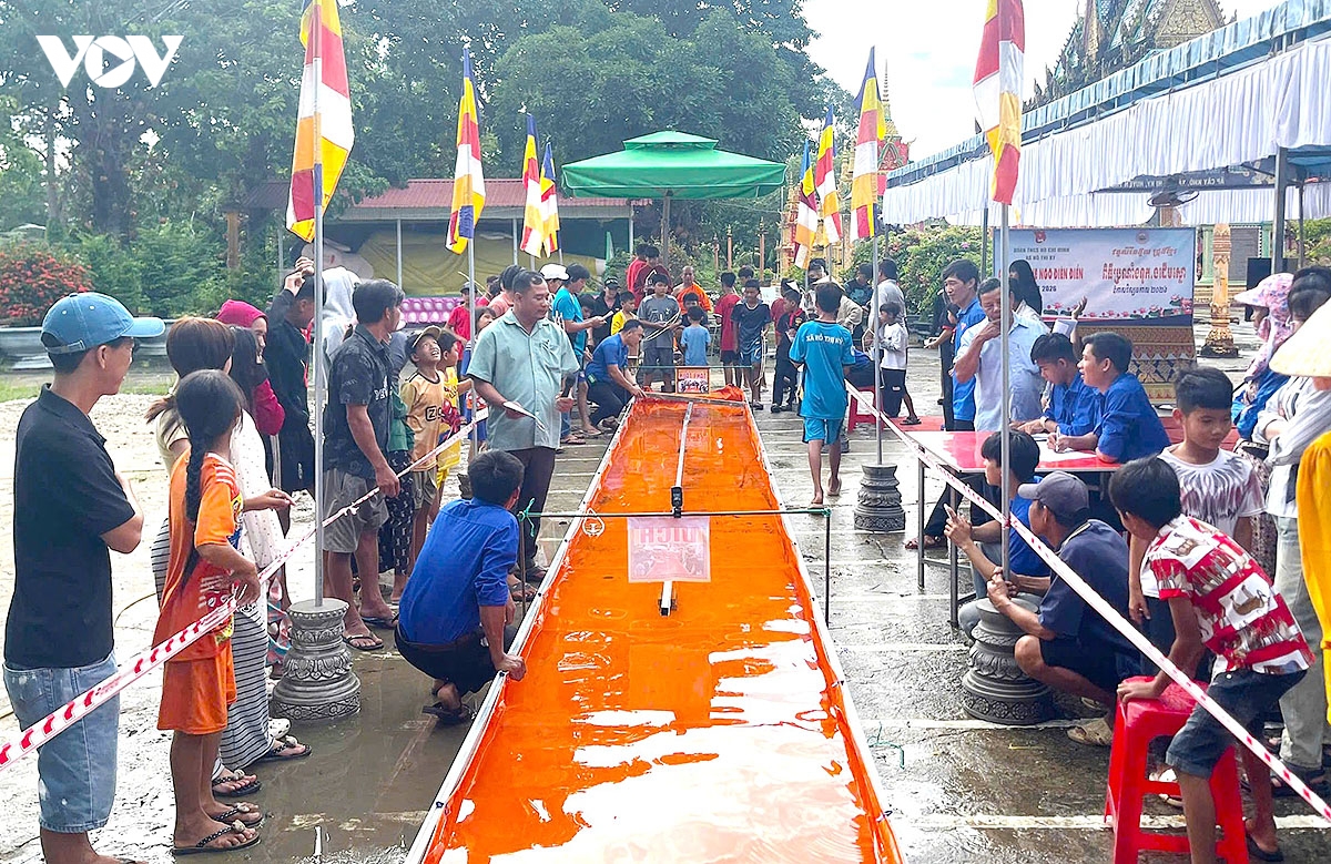 ghe ngo mini dien dien san choi he cua thieu nhi khmer ca mau hinh anh 1