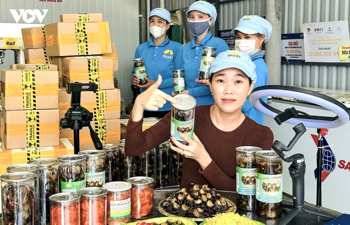 hanh trinh dua ba khia Dam doi vuon xa cua cap vo chong tre o ca mau hinh anh 1