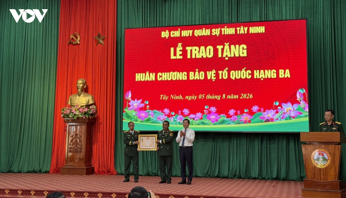 Doi k73 o tay ninh don huan chuong bao ve to quoc hang ba hinh anh 1