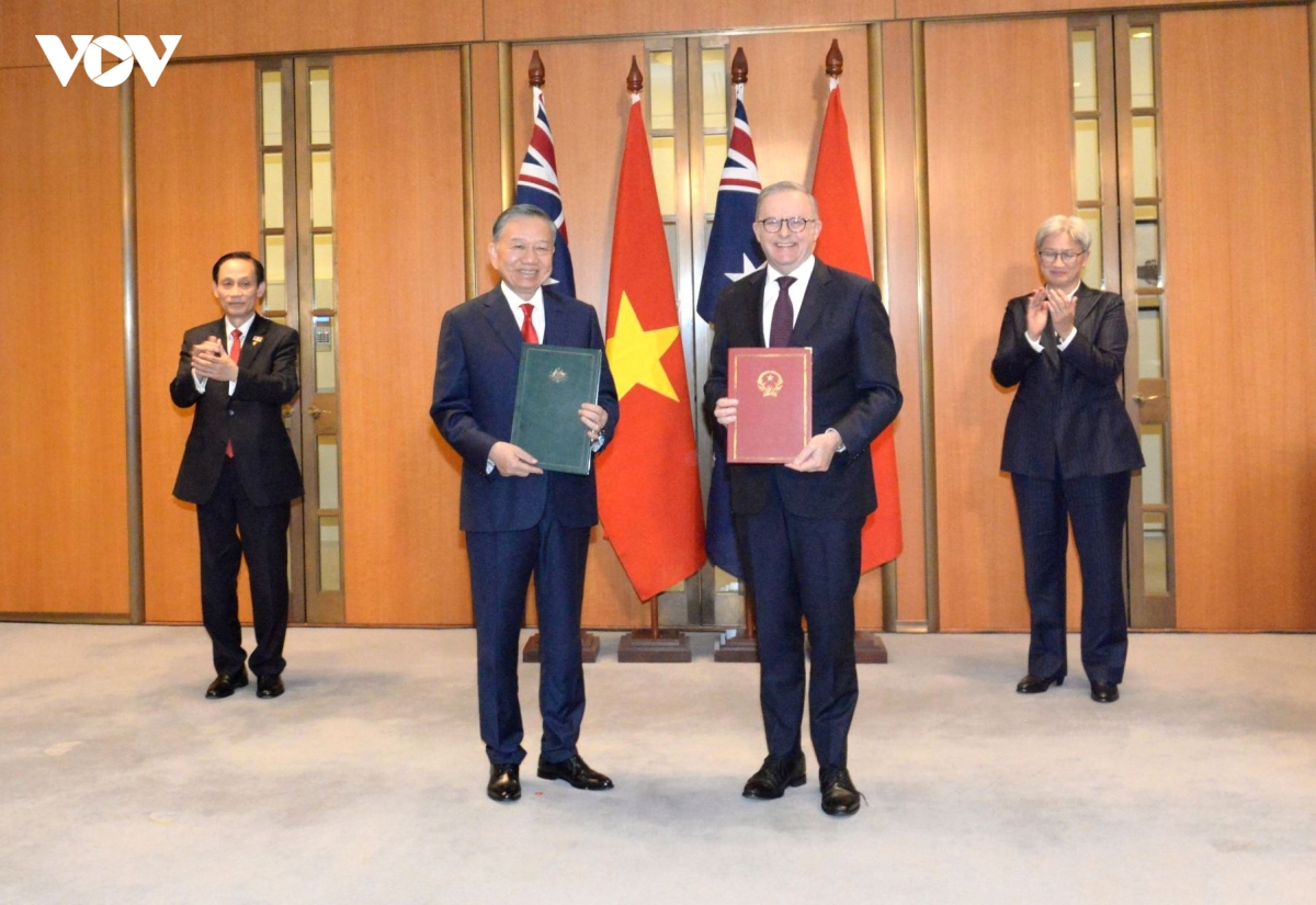 tong bi thu, chu tich nuoc chung kien trao van kien hop tac viet nam - australia hinh anh 1